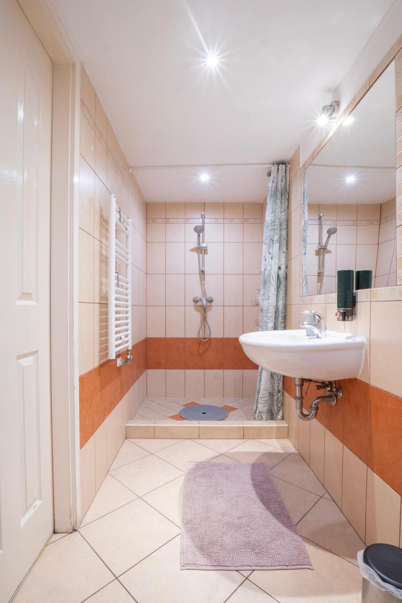 Cedar Inn Budapest - Palace District Екстер'єр фото